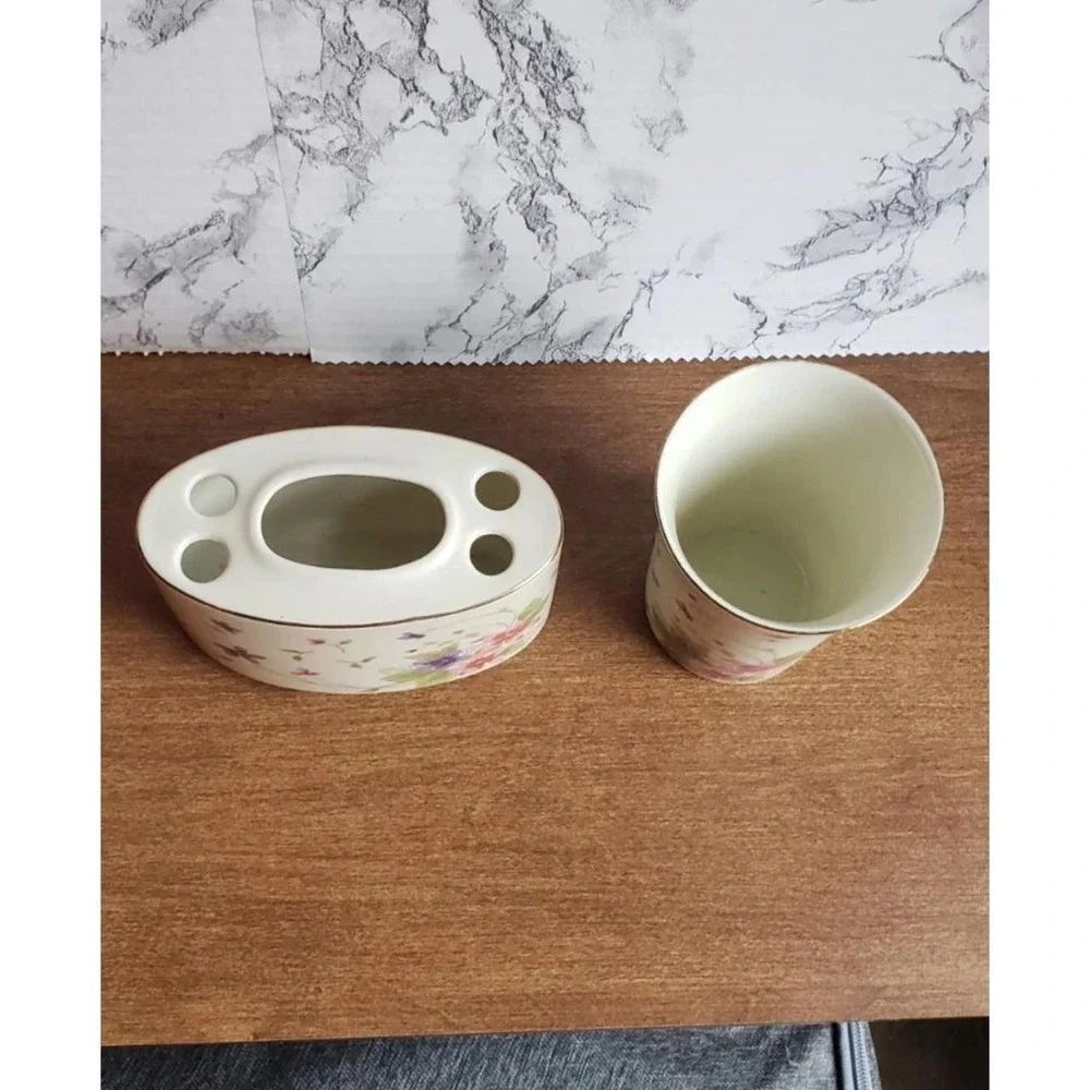 Bathroom set. Vintage, floral print